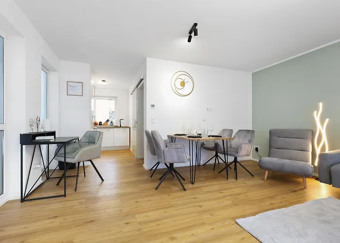 Cruwzo - Modern Centrally Located Apartment With Parking