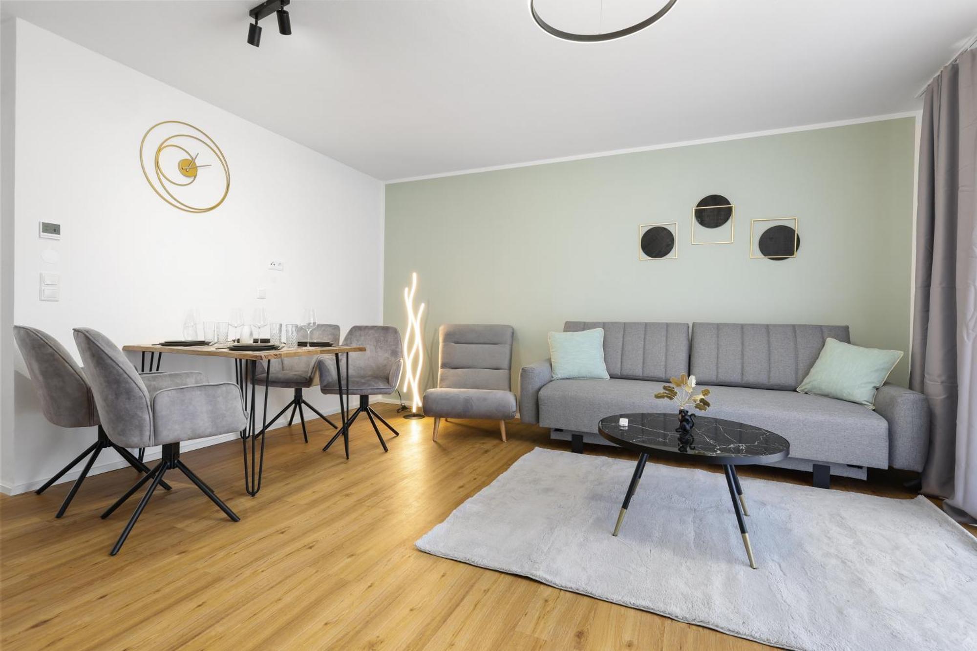 Cruwzo - Modern Centrally Located With Parking