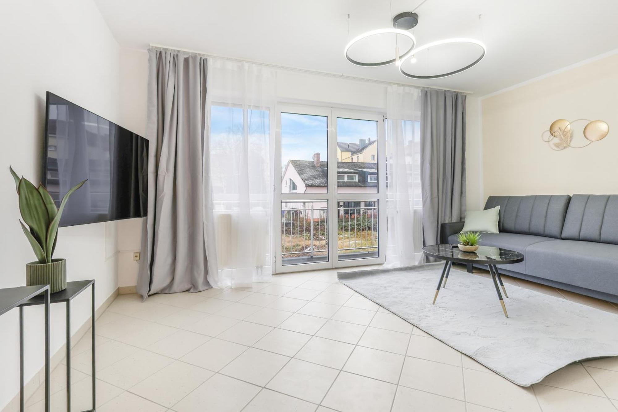 Cruwzo - Modern Centrally Located With Parking Apartment *